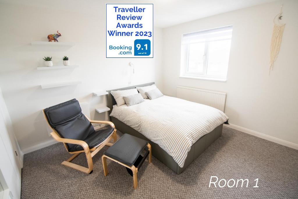 um pequeno quarto com uma cama e uma cadeira em Town House Chantry - With Self Check In and Free Parking - Rooms at ipswichdigs em Ipswich