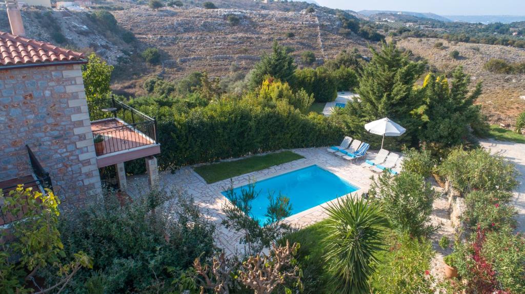 - une vue aérienne sur une maison avec une piscine dans l'établissement Scenery Villa Vamos 2, à Vámos
