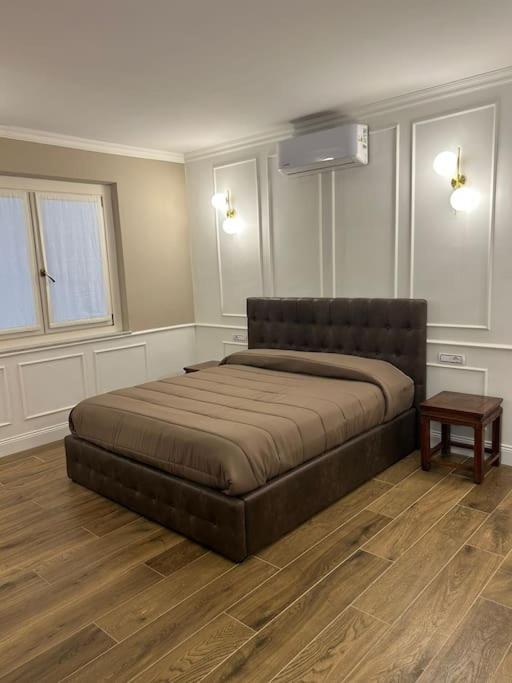 - une chambre avec un grand lit dans l'établissement Maison Regina, à Turin