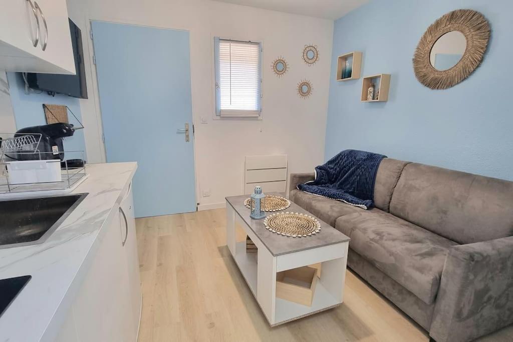 Kuchyňa alebo kuchynka v ubytovaní Chez K&D Studio Mer avec piscine St Raphaël
