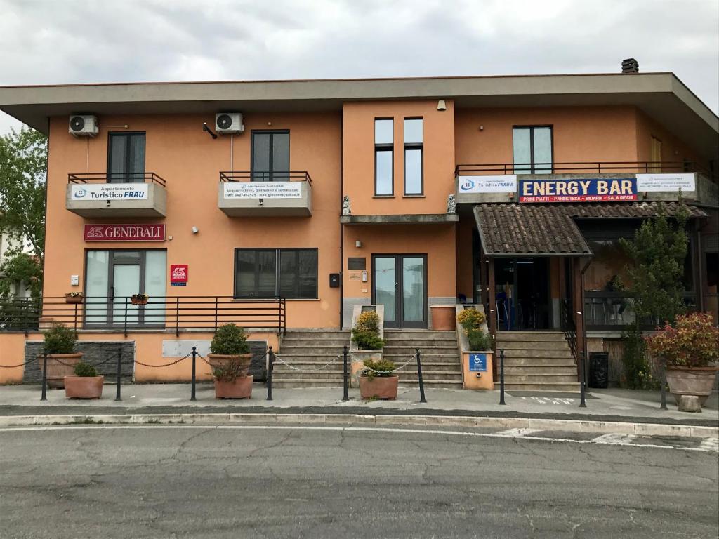 pomarańczowy budynek z barem energetycznym na ulicy w obiekcie Appartamento Turistico FRAU w mieście Sinalunga