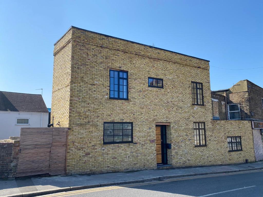 un edificio de ladrillo al lado de una calle en The Old Fish Bar en Margate