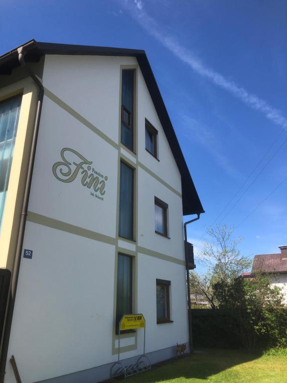 a white building with the word situ on it at Frühstückspension Fini in Unterburg am Klopeiner See