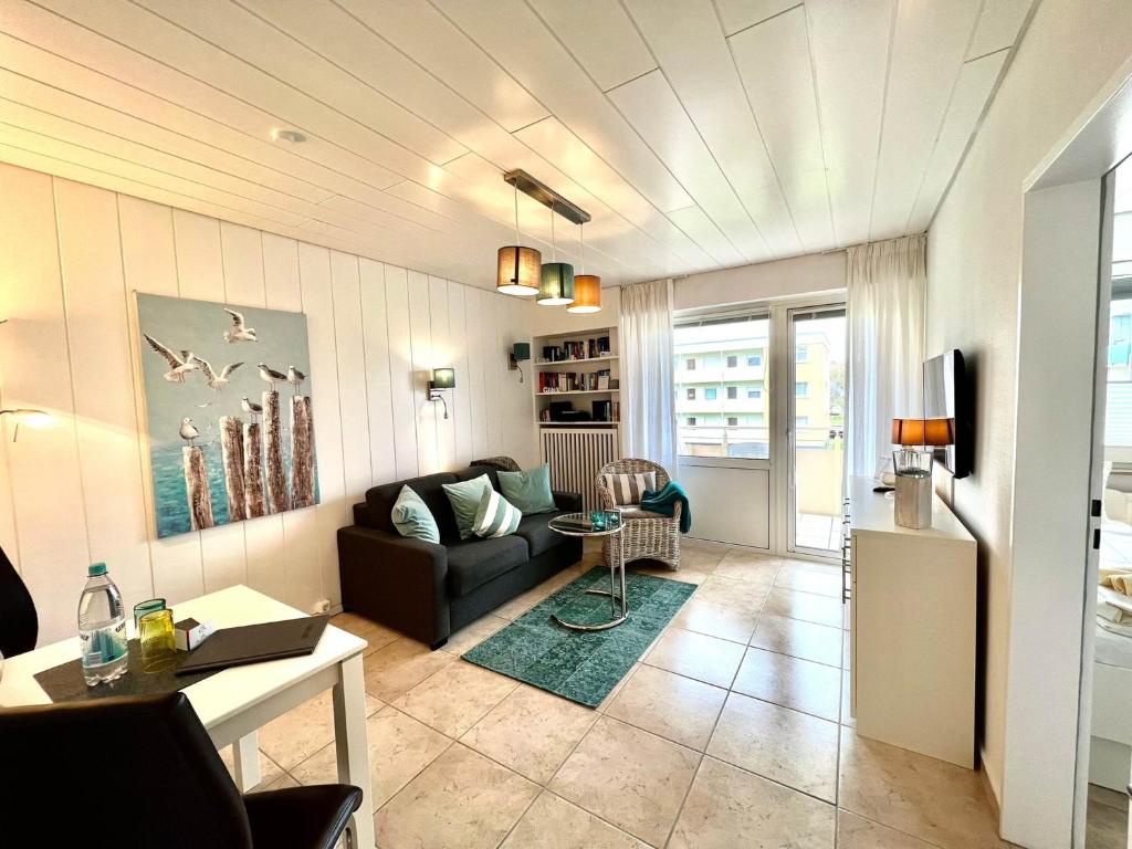 ein Wohnzimmer mit einem Sofa und einem Tisch in der Unterkunft Ferienwohnung Glück in Westerland