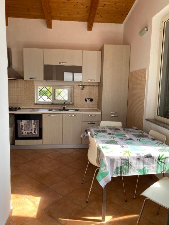 Η κουζίνα ή μικρή κουζίνα στο Appartamento dell' Arco Romano
