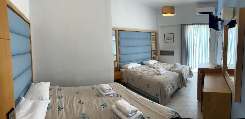 Postel nebo postele na pokoji v ubytování Frini Hotel