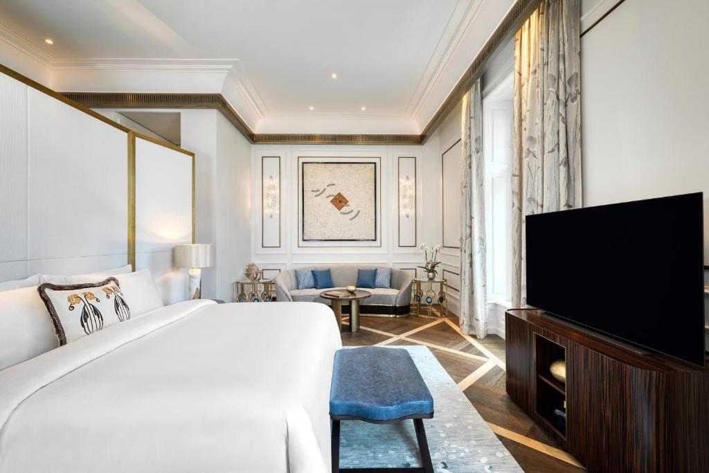 Televízia a/alebo spoločenská miestnosť v ubytovaní Matild Palace, a Luxury Collection Hotel