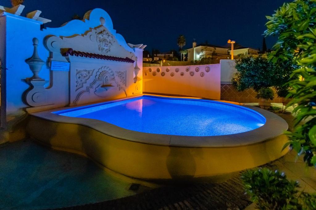 Bazén v ubytování Hotel Riad Arruzafa nebo v jeho okolí