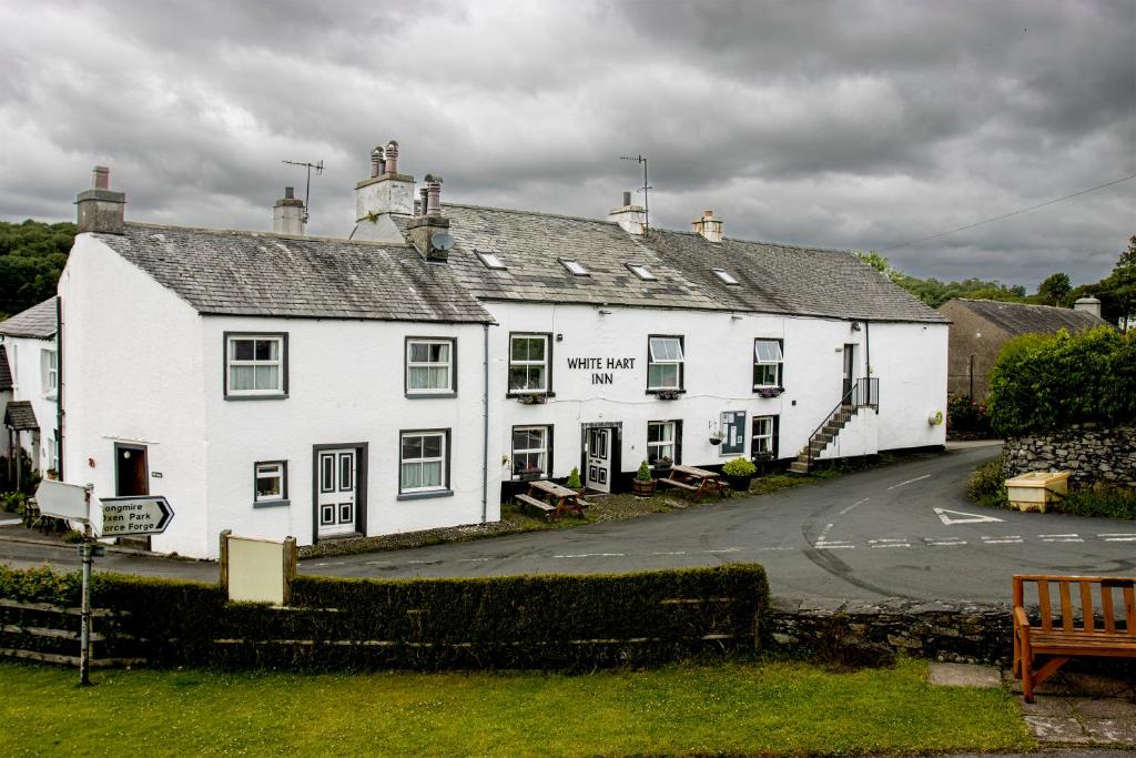 ein großes weißes Haus mit einer Straße davor in der Unterkunft White Hart Inn in Bouth