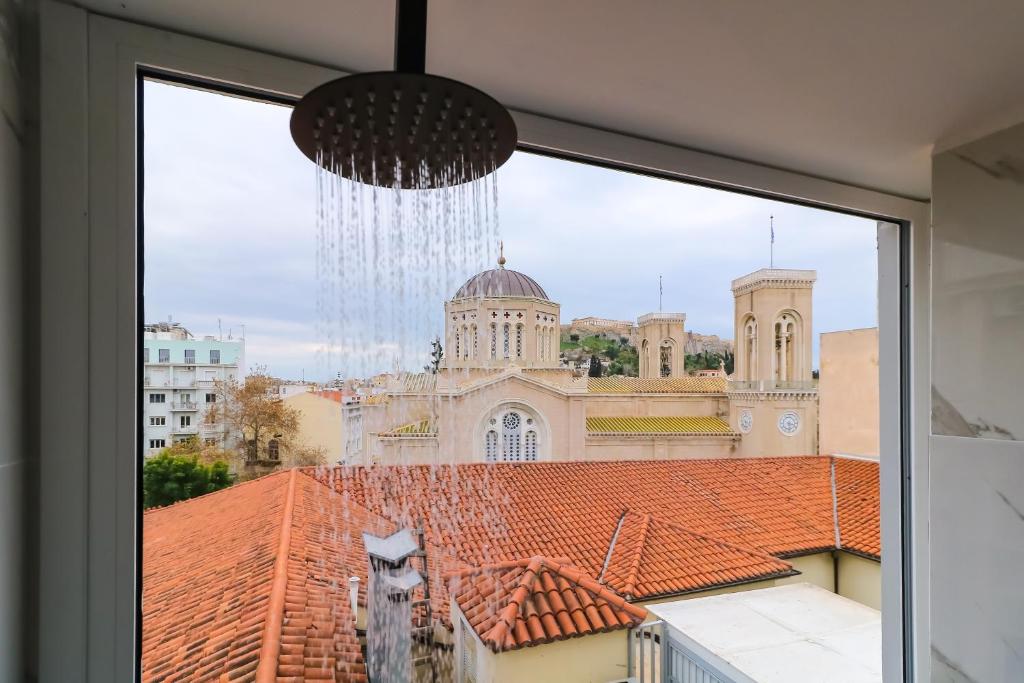 een raam met uitzicht op een gebouw bij AboV Athens in Athene