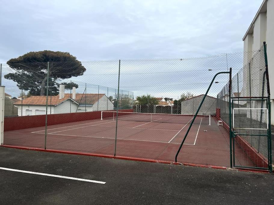 Tenis alebo squash v ubytovaní Appartement vu mer alebo jeho okolí