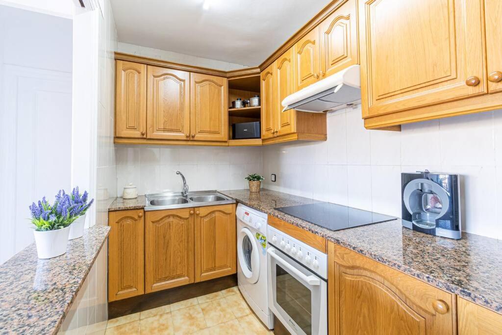 Kuchyň nebo kuchyňský kout v ubytování 1ºlineaMar-exclusive-BBQ-wifi-Relax-PortAventura6