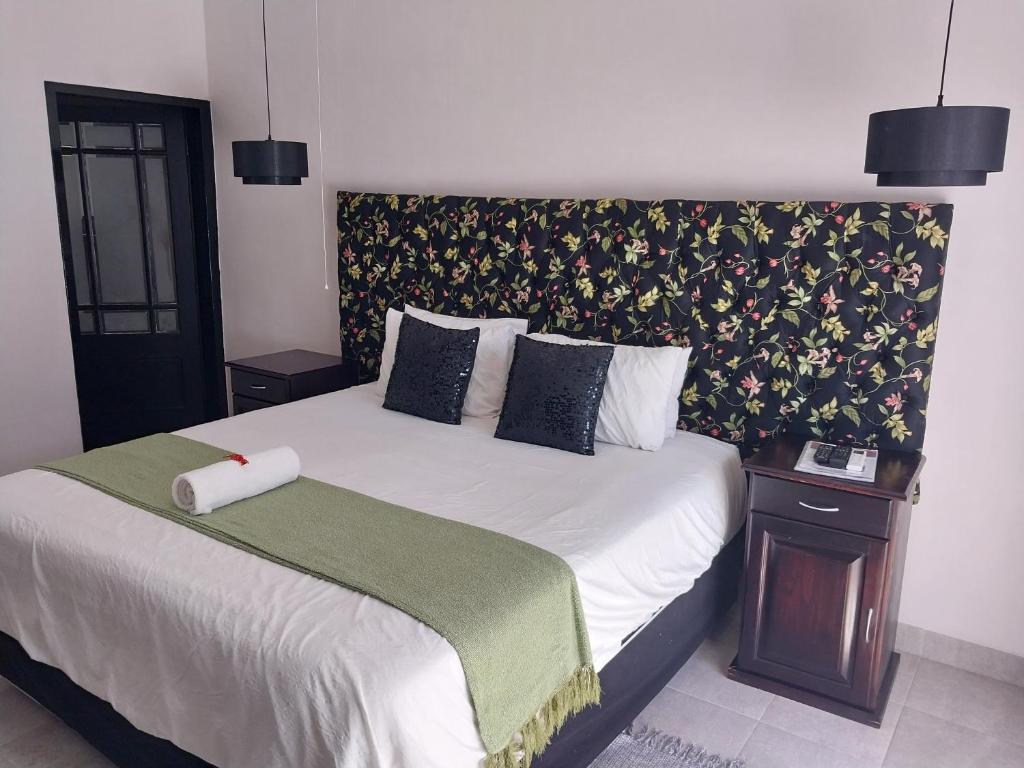 The Guesthouse Klerksdorp客房内的一张或多张床位