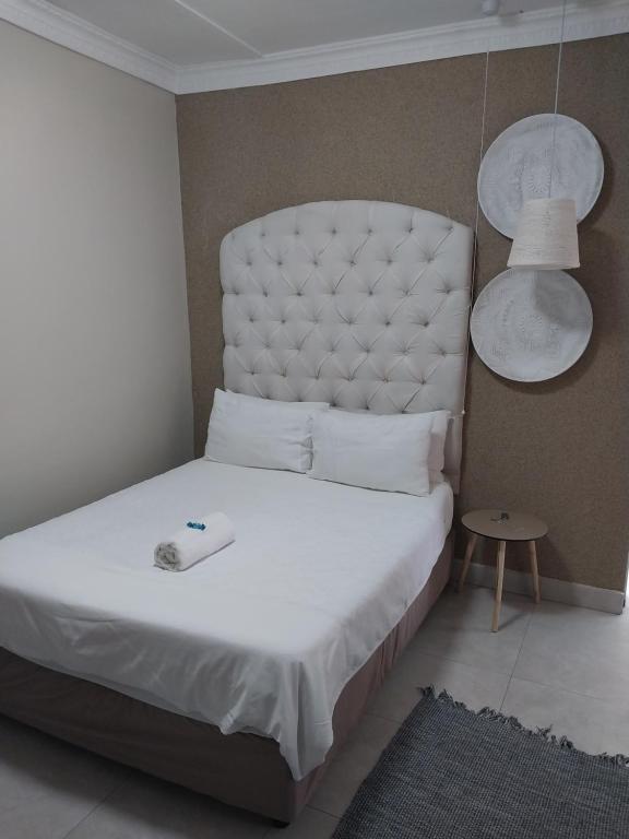 The Guesthouse Klerksdorp客房内的一张或多张床位