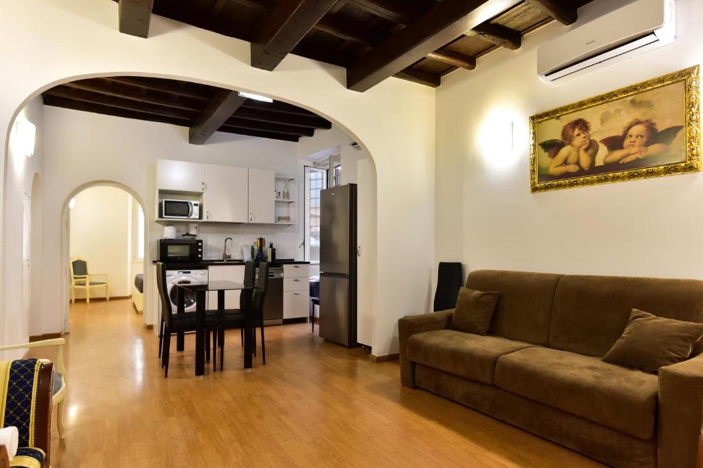 un soggiorno con divano e tavolo di Elite Rome apartments 3 a Roma