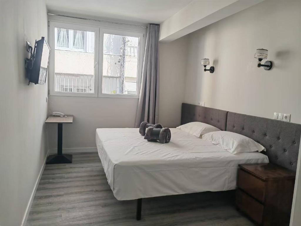Un dormitorio con una cama con una cámara. en HOSTAL GOLDEN 21***, en Madrid