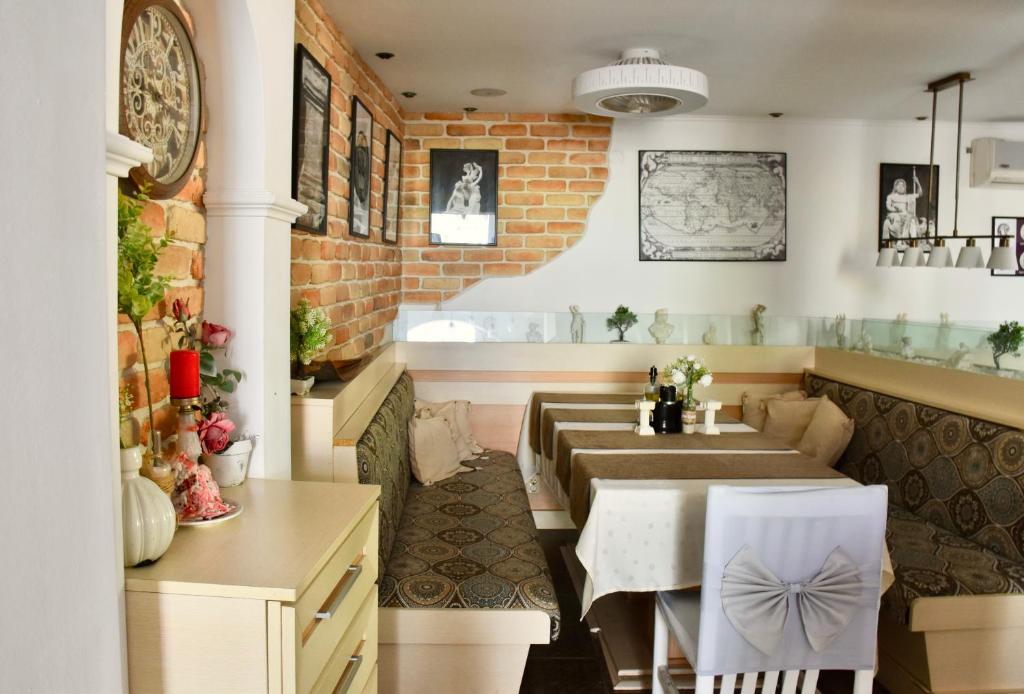 A seating area at Family Hotel Apolonia