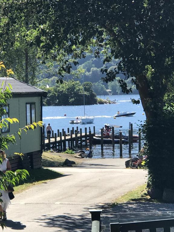 vistas a un lago con barcos en el agua en R11 Lake View, Fallbarrow Holiday Park, en Bowness-on-Windermere