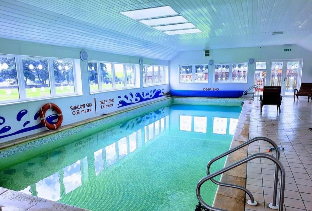 uma grande piscina num edifício em Just Resort No29 em Balminnoch