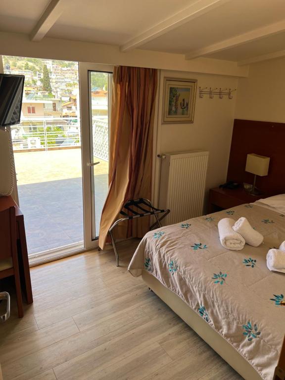 Postel nebo postele na pokoji v ubytování Frini Hotel