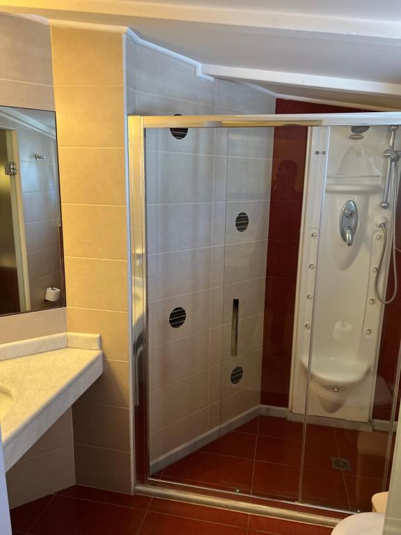 Koupelna v ubytování Frini Hotel