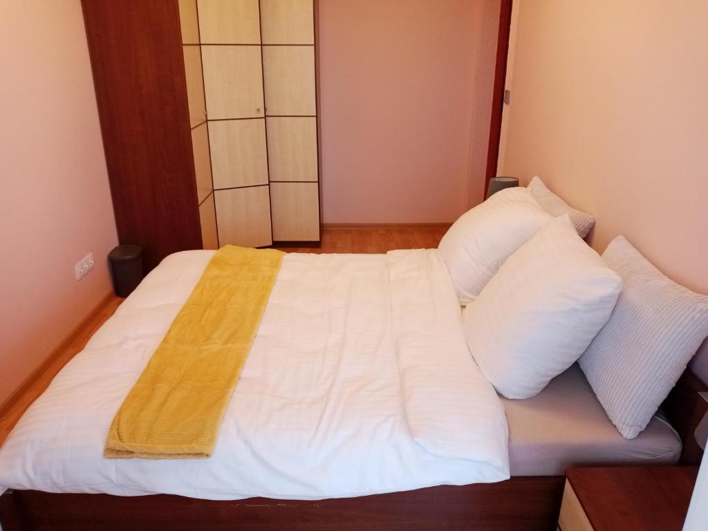 łóżko z białą pościelą i poduszkami w pokoju w obiekcie Rukadel - Poleska we Wrocławiu