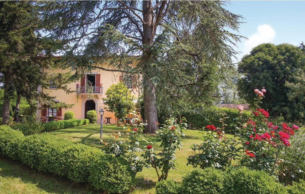ヴィッキオにあるIl Villino 14の庭の花と木のある家