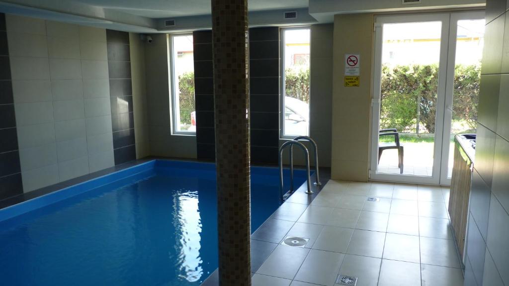 Bazén v ubytovaní Azur Wellness Apartman alebo v jeho blízkosti