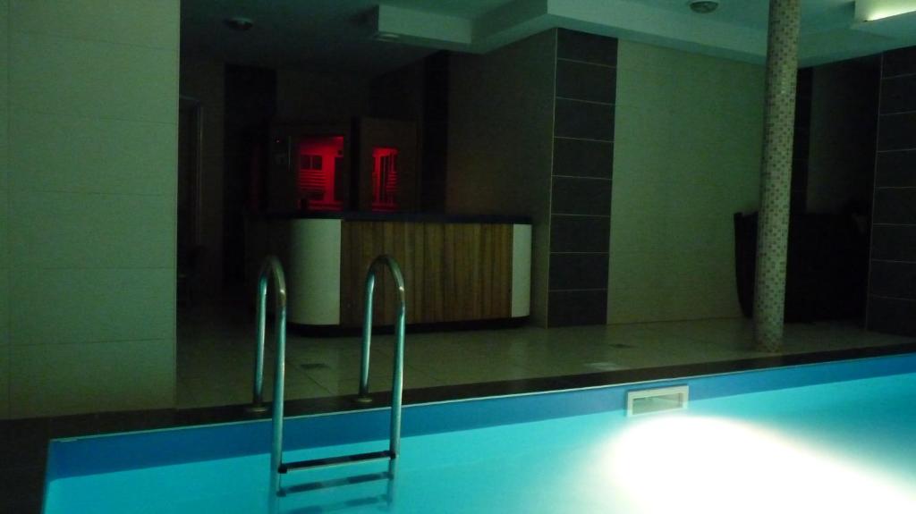 Bazén v ubytovaní Azur Wellness Apartman alebo v jeho blízkosti