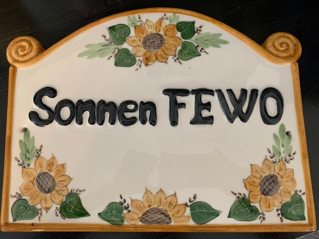 una señal que dice fiebre de verano con girasoles en Sonnen FEWO, en Pannonhalma