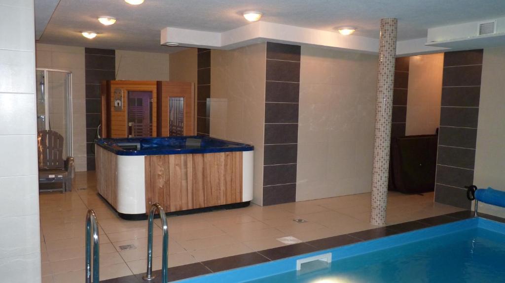 Bazén v ubytovaní Azur Wellness Apartman alebo v jeho blízkosti