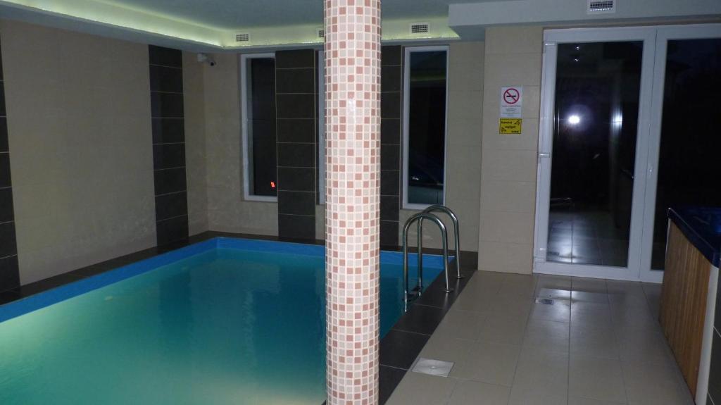 Bazén v ubytovaní Azur Wellness Apartman alebo v jeho blízkosti