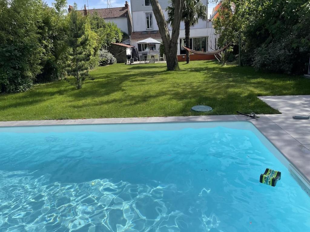 Bazén v ubytovaní Grande Maison Familiale à Nantes avec Piscine alebo v jeho blízkosti