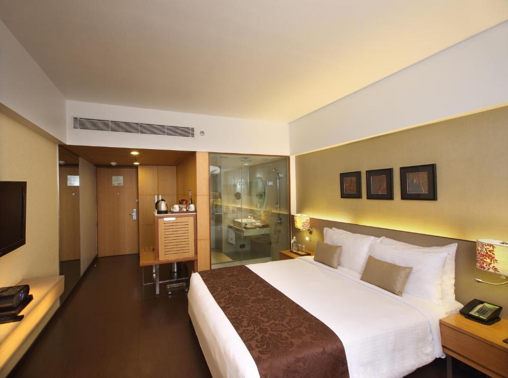 Postel nebo postele na pokoji v ubytování Fortune Select SG Highway, Ahmedabad - Member ITC Hotels' Group