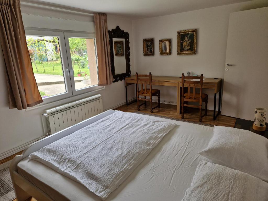 um quarto com uma cama, uma secretária e uma janela em Big 70m2 apartment with free parking em Belgrado