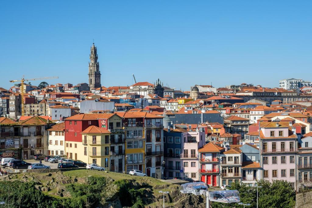 Blick auf eine Stadt mit Gebäuden auf einem Hügel in der Unterkunft AgapeStay Porto in Porto