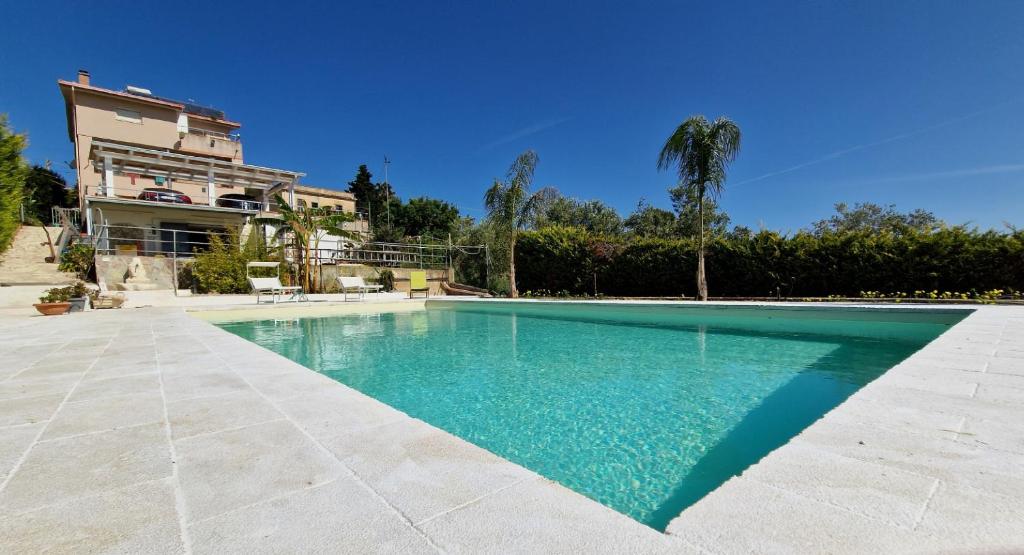 una piscina di fronte a una casa di Villa Stella Cinese ad Alcamo