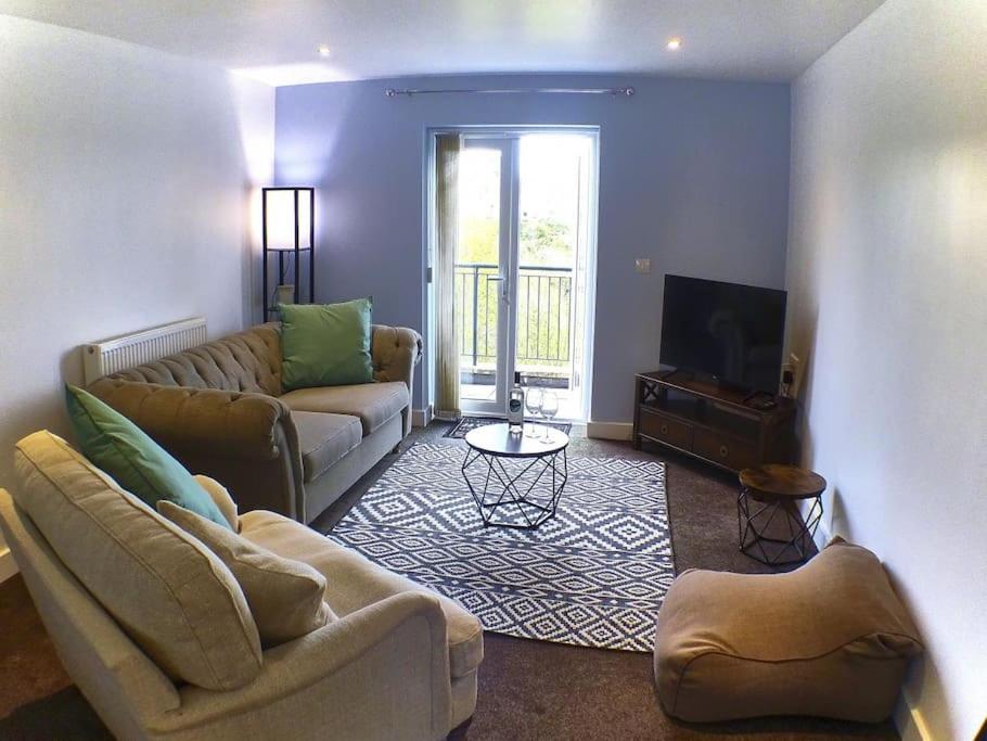 uma sala de estar com dois sofás e uma televisão em Pete's Place - 97a Grantley Gardens - Plymouth Devon em Plymouth