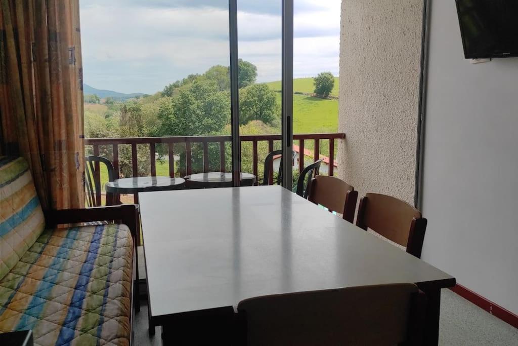 stół i krzesła na balkonie z widokiem w obiekcie Baztan Piscine Vue Montagnes w mieście Souraïde