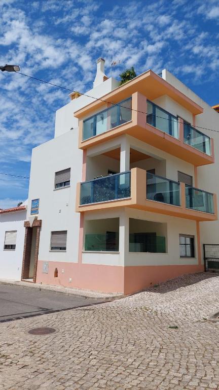 a building on the side of a street at Edifício Tomás in Ferragudo