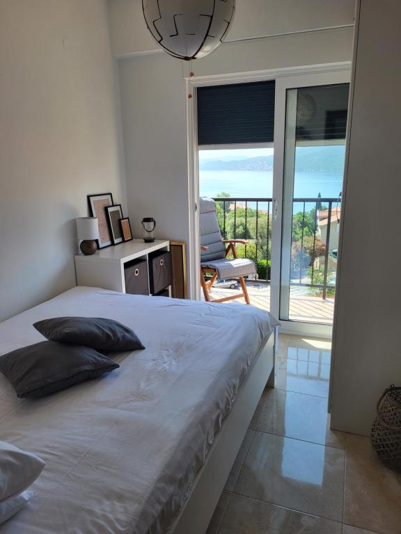 House Tamaris App.25 في دينوفيتسي: غرفة نوم مع سرير وإطلالة على المحيط