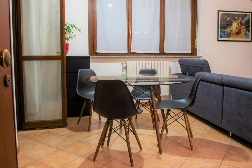 ein Esszimmer mit einem Glastisch und Stühlen in der Unterkunft Casa Spezia - Metro Vicina, Wi-Fi Rapido & Netflix in Turin