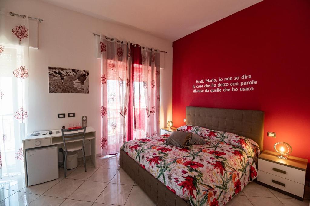 Postel nebo postele na pokoji v ubytování L'Isola Del Postino Rooms