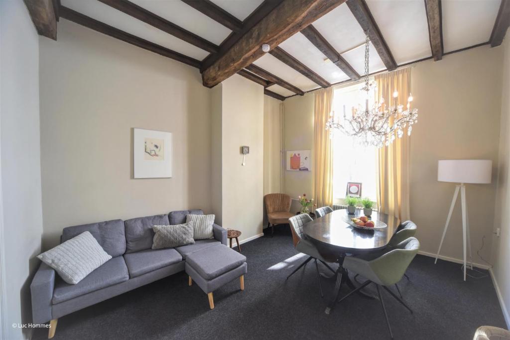 un soggiorno con divano e tavolo di city Apartment "Op de Thermen" a Maastricht