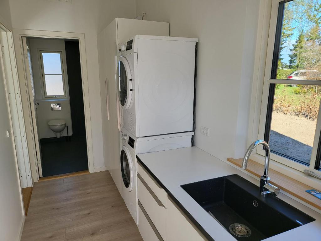 Kuchyň nebo kuchyňský kout v ubytování Sommerhus ved Mossø med søkig