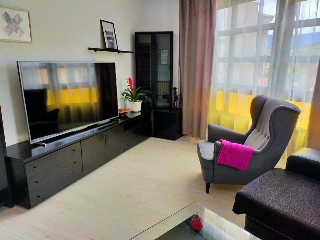 Televízia a/alebo spoločenská miestnosť v ubytovaní Apartamento en el casco antiguo de Ponferrada