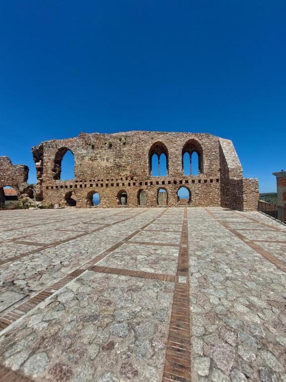 um grande edifício de tijolos com arcos em cima em Al Castello em San Marco dʼAlunzio