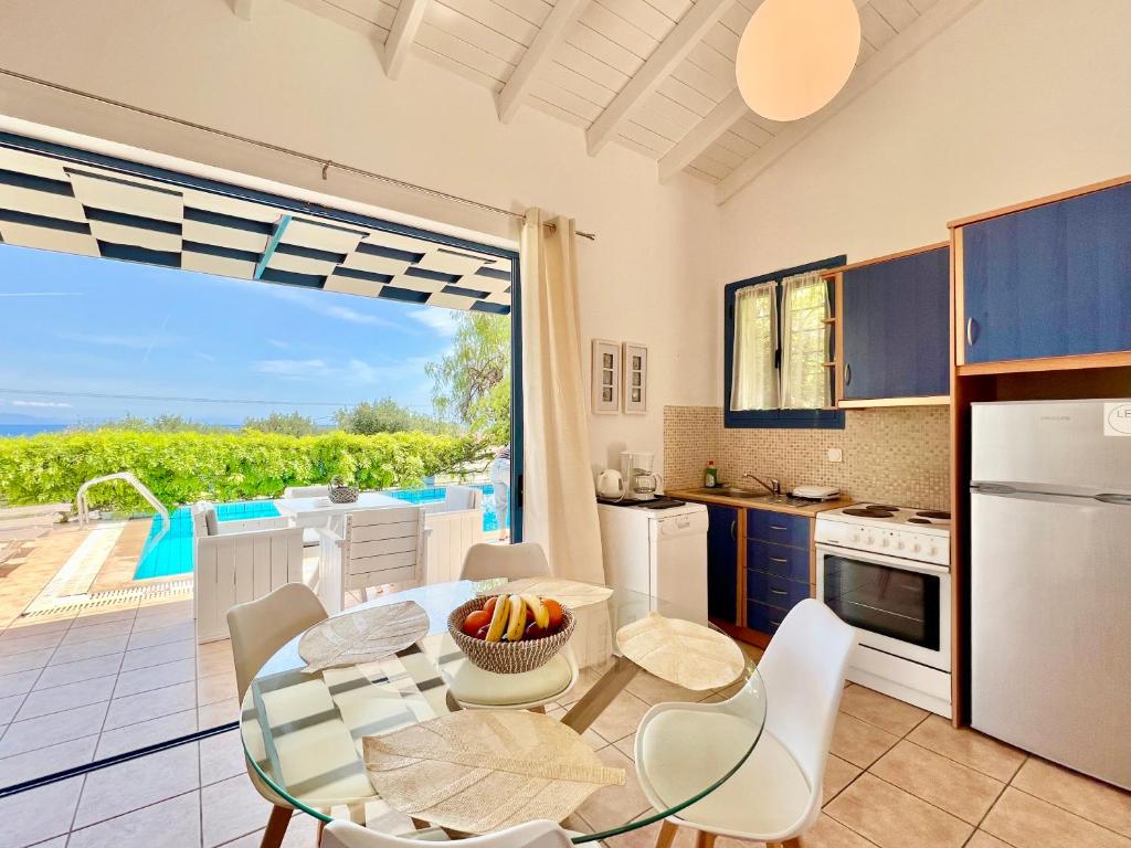 Kuchyňa alebo kuchynka v ubytovaní Villa Barbati Thalassaki with private pool by DadoVillas