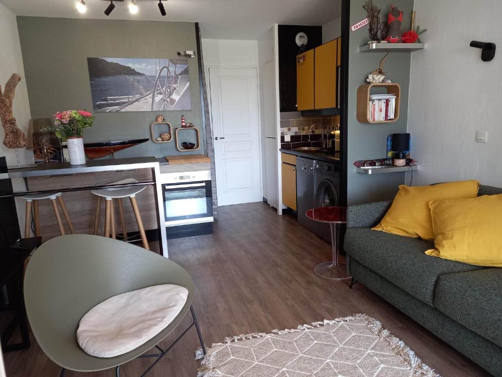 Photo de la galerie de l'établissement Magnifique rez de jardin & piscine & bord de mer, à Six-Fours-les-Plages