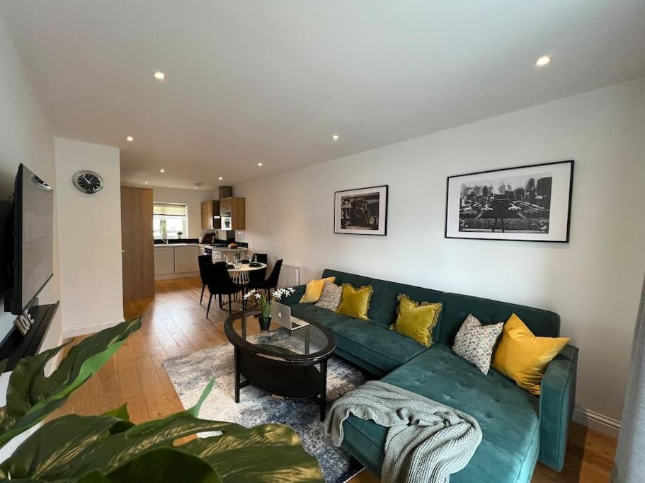 倫敦的住宿－East Rd，客厅配有绿色沙发和桌子